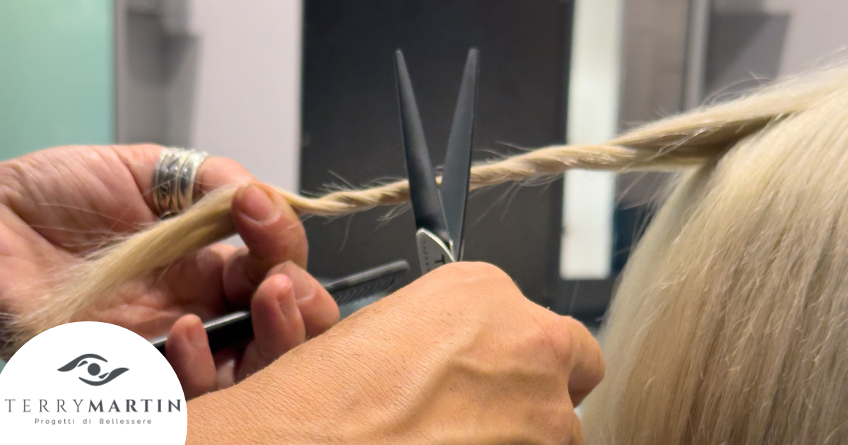 Scopriamo il potere curativo del taglio con le forbici a caldo: capelli sani e senza doppie punte.